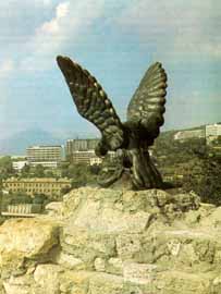 Скульптура орла.